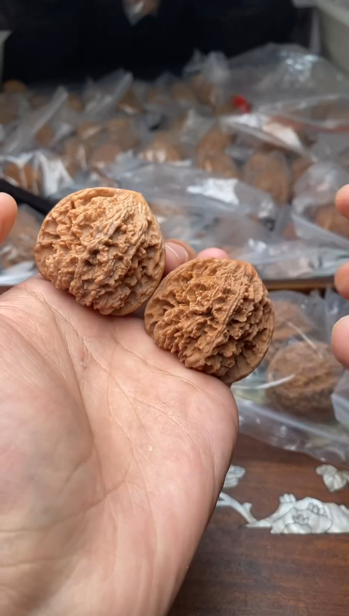 【闪购商品】文玩核桃把件A105号40尺满天星.团