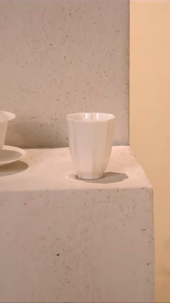 玉泥白瓷-玉兰花口茶杯