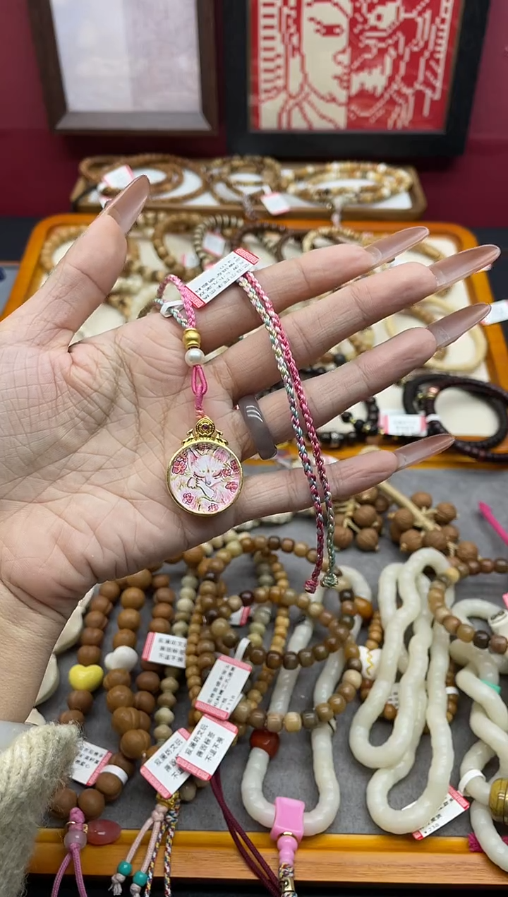 吊坠关****）粉色小九唐卡吊坠