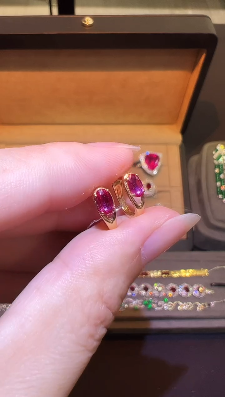 18K金镶嵌耳饰红宝石0.55ct 无烧
