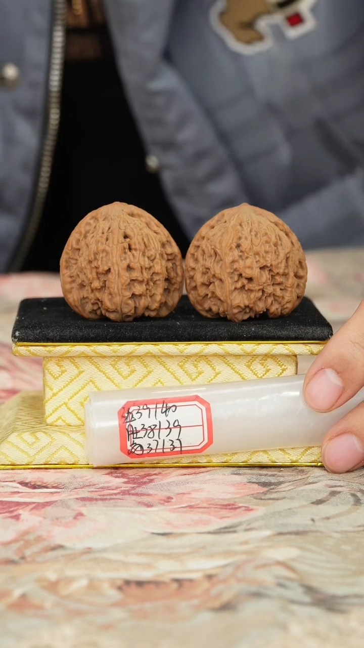 【闪购商品】文玩核桃把件密纹