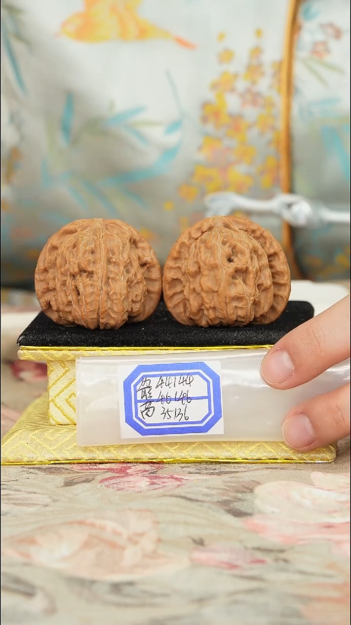 【闪购商品】文玩核桃把件白狮子