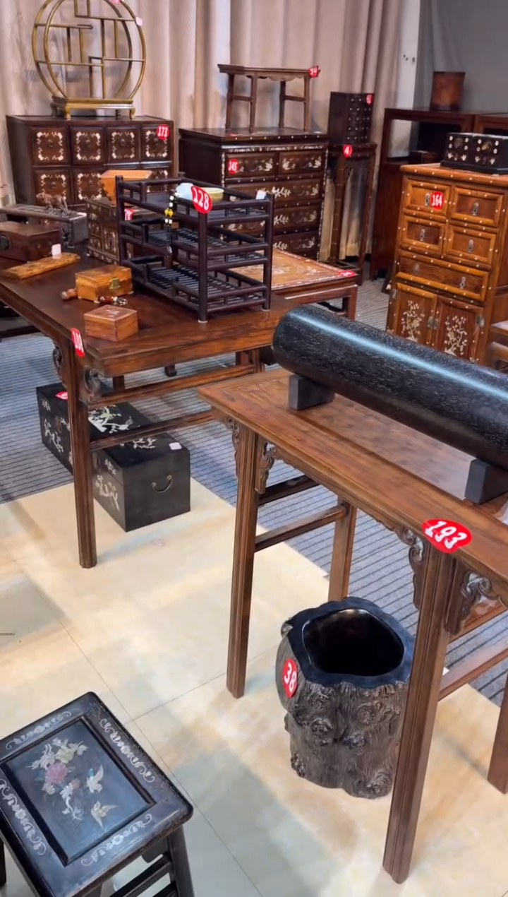 素*灵黄花梨素面小条案