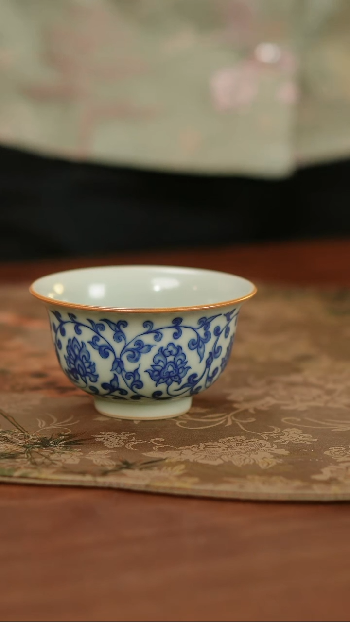 善窑厂汝窑青花缠枝莲压手杯