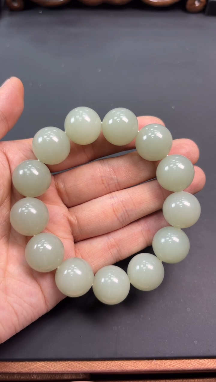 【闪购商品】和田玉手串未镶嵌且末微色差近矿卡18