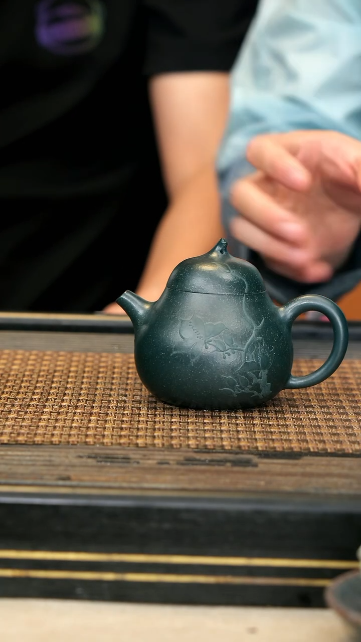 紫砂壶ZCJ49 《茄瓜》雪花绿