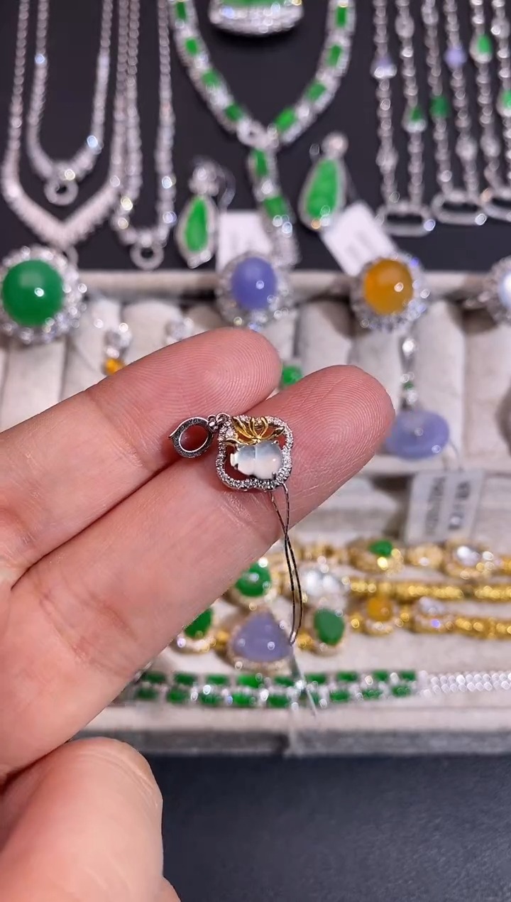 颈饰18K金镶嵌翡翠c*吊坠