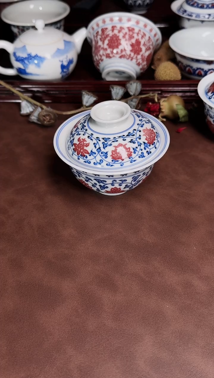缠枝莲青花釉里红盖碗