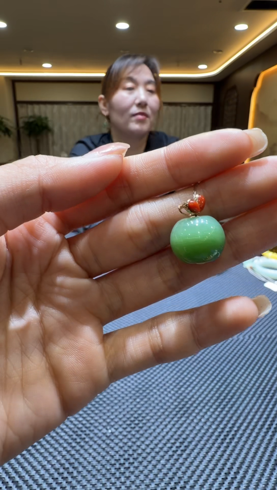 颈饰18K金镶嵌和田玉挂件