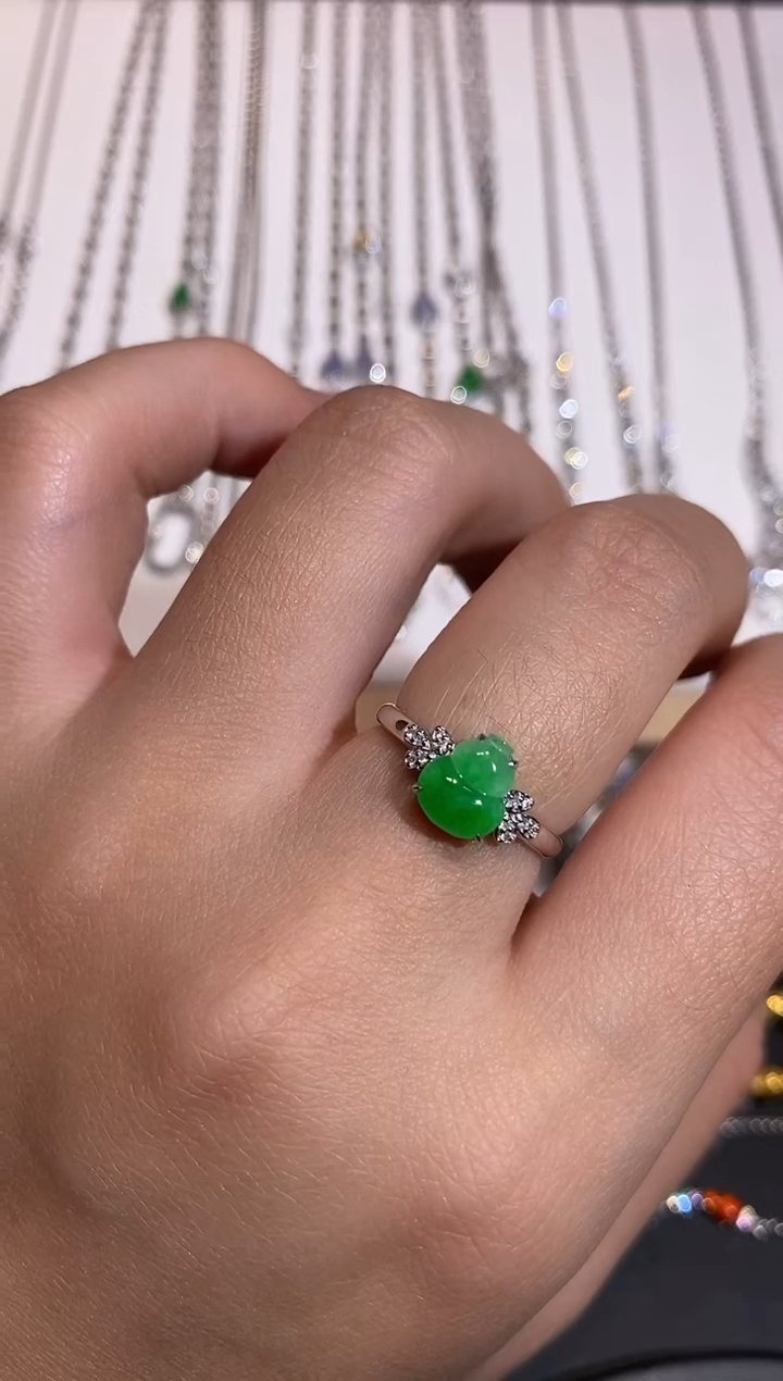 颈饰18K金镶嵌翡翠戒指