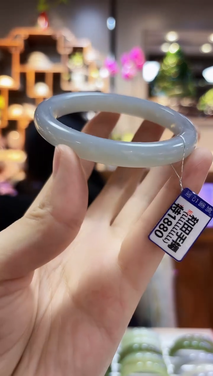 【闪购商品】和田玉58.2未镶嵌手镯微瑕