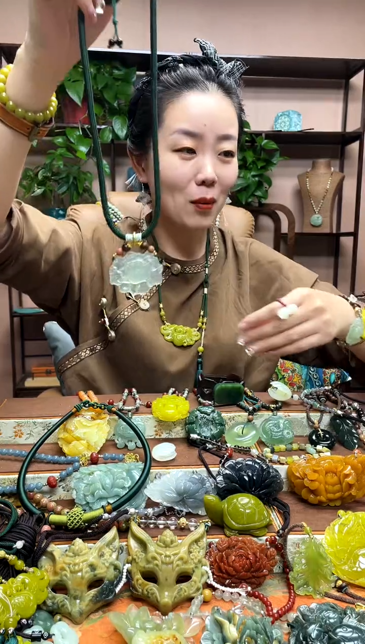 未镶嵌岫玉颈饰多样性发货发其中之一