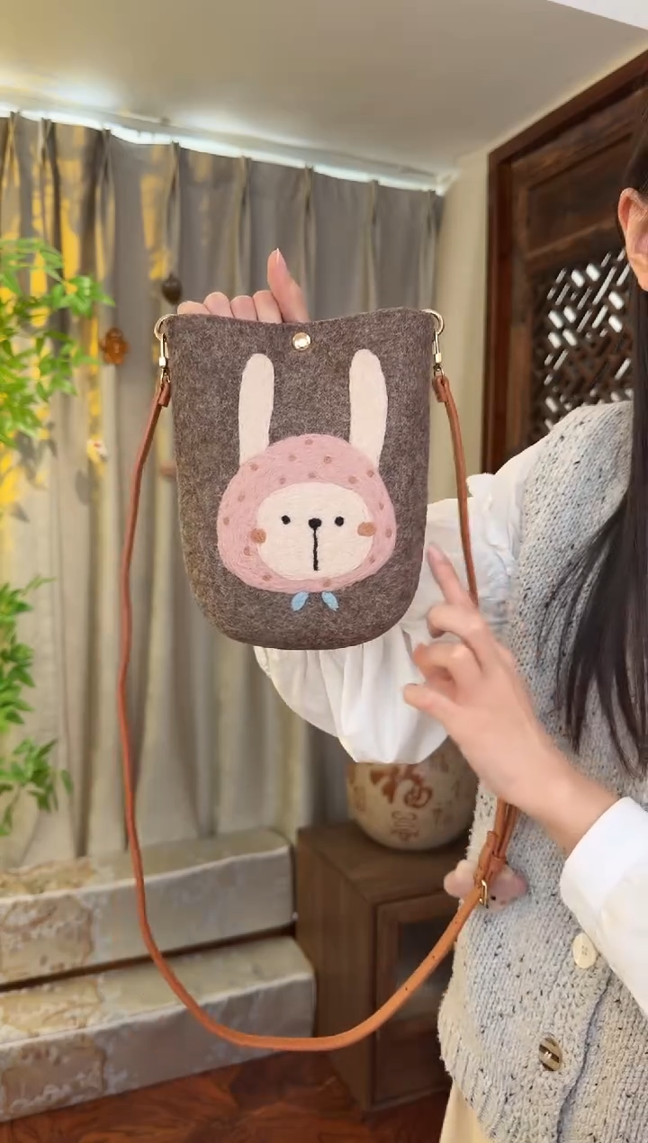 羊毛非遗羊毛毡包 手机包兔子