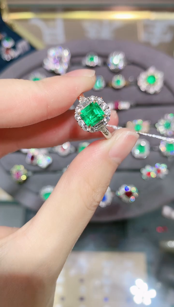 【闪购商品】祖母绿戒指18K金镶嵌1.45CT