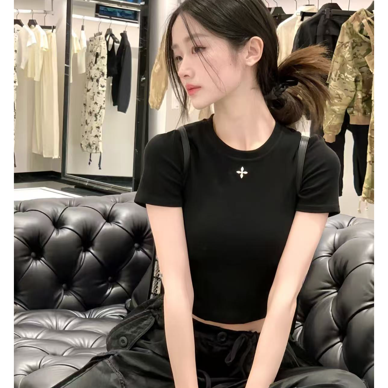 3月新款徽标刺绣拥抱弹力圆领短袖T黑白两色