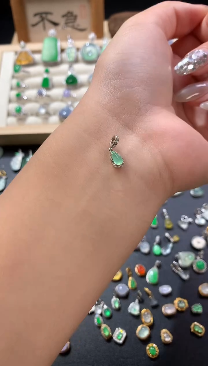 颈饰18K金镶嵌翡翠绿水滴