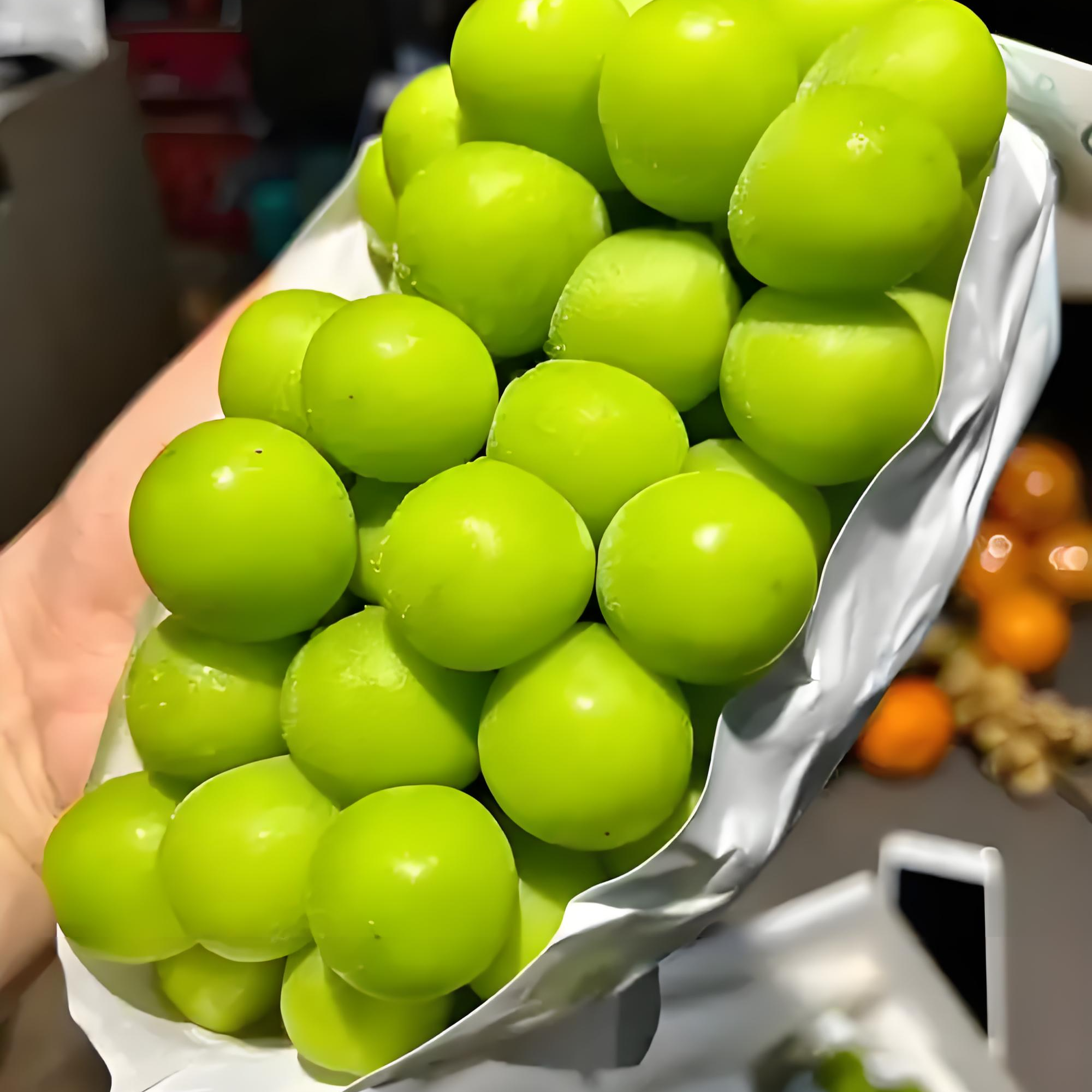 晴王皮薄肉厚，爽口，脆甜，一串2.4斤左右云南省