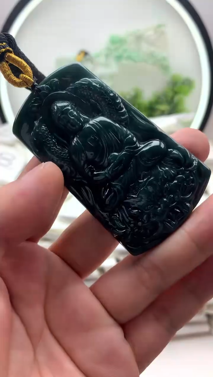 翡翠未镶嵌颈饰大日如来