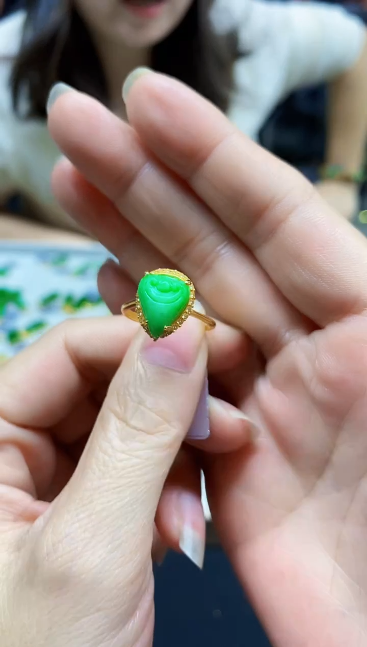 颈饰未镶嵌翡翠戒指