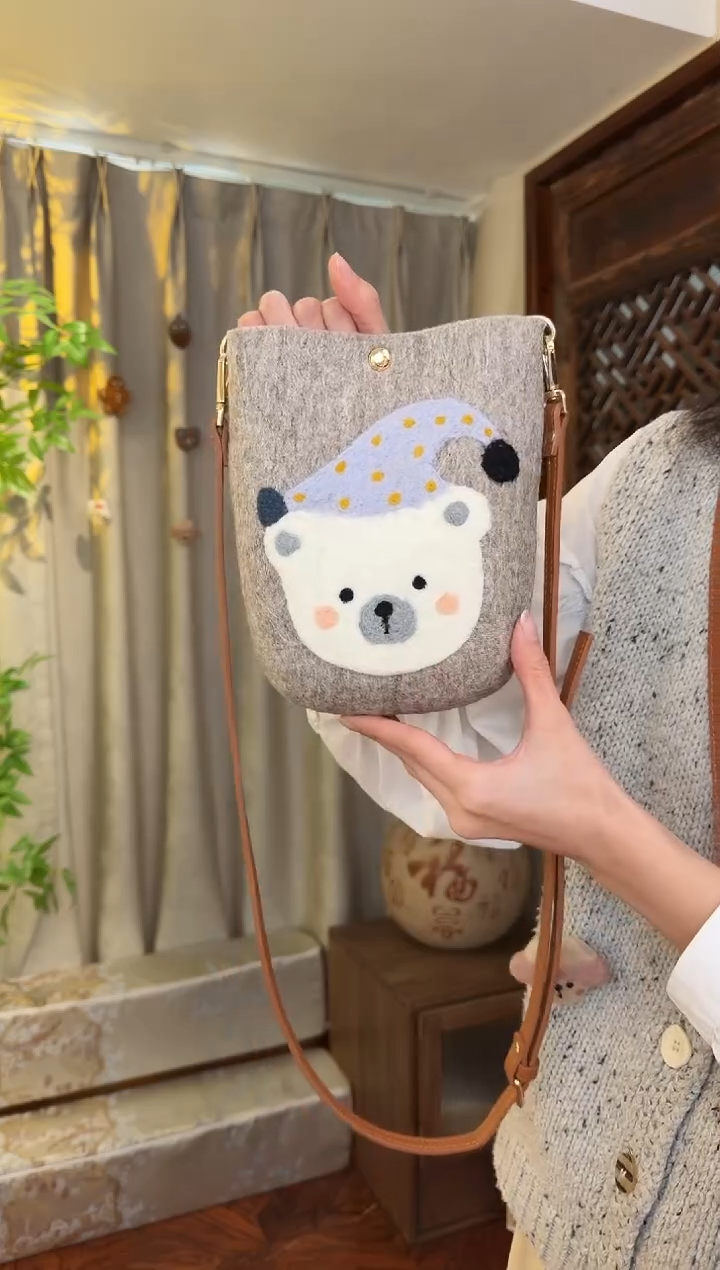 羊毛非遗羊毛毡包 手机包灰小熊