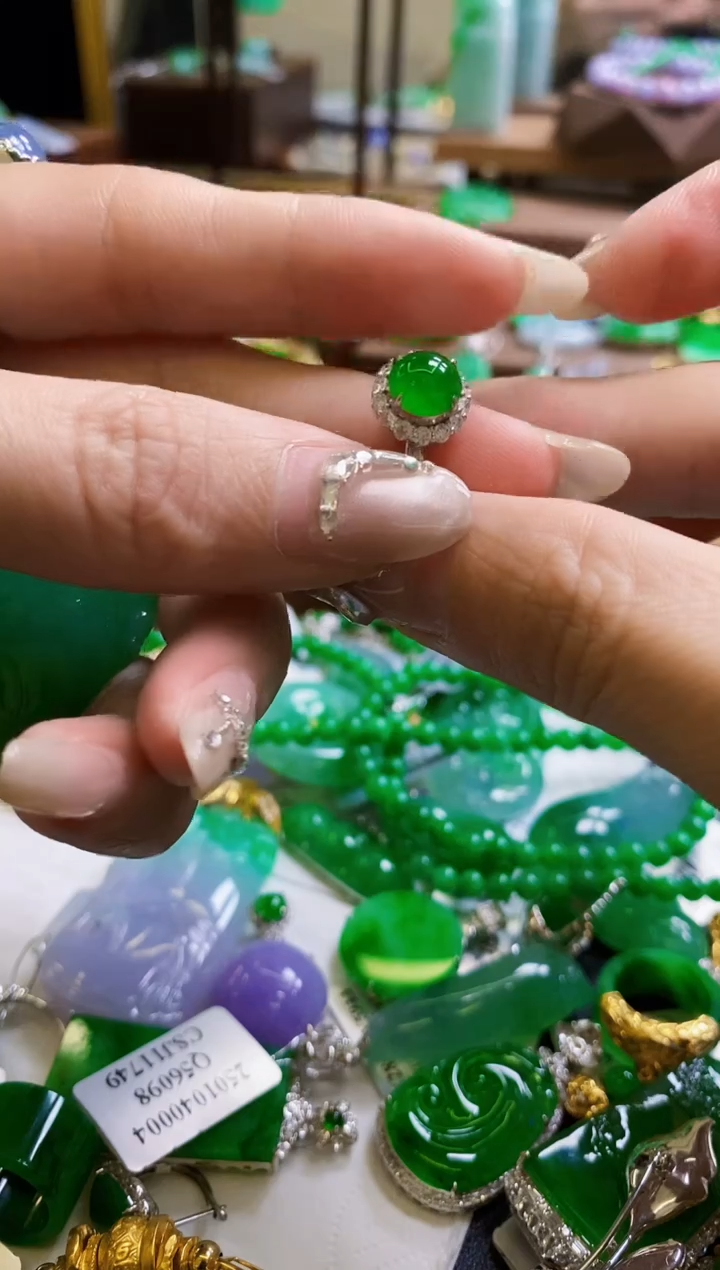 【闪购商品】定制翡翠18K金镶嵌吊坠