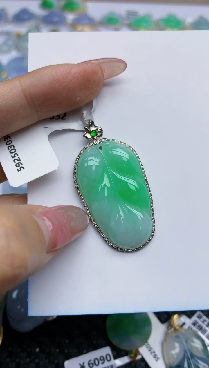 【闪购商品】翡翠挂件18K金镶嵌天然翡翠A货