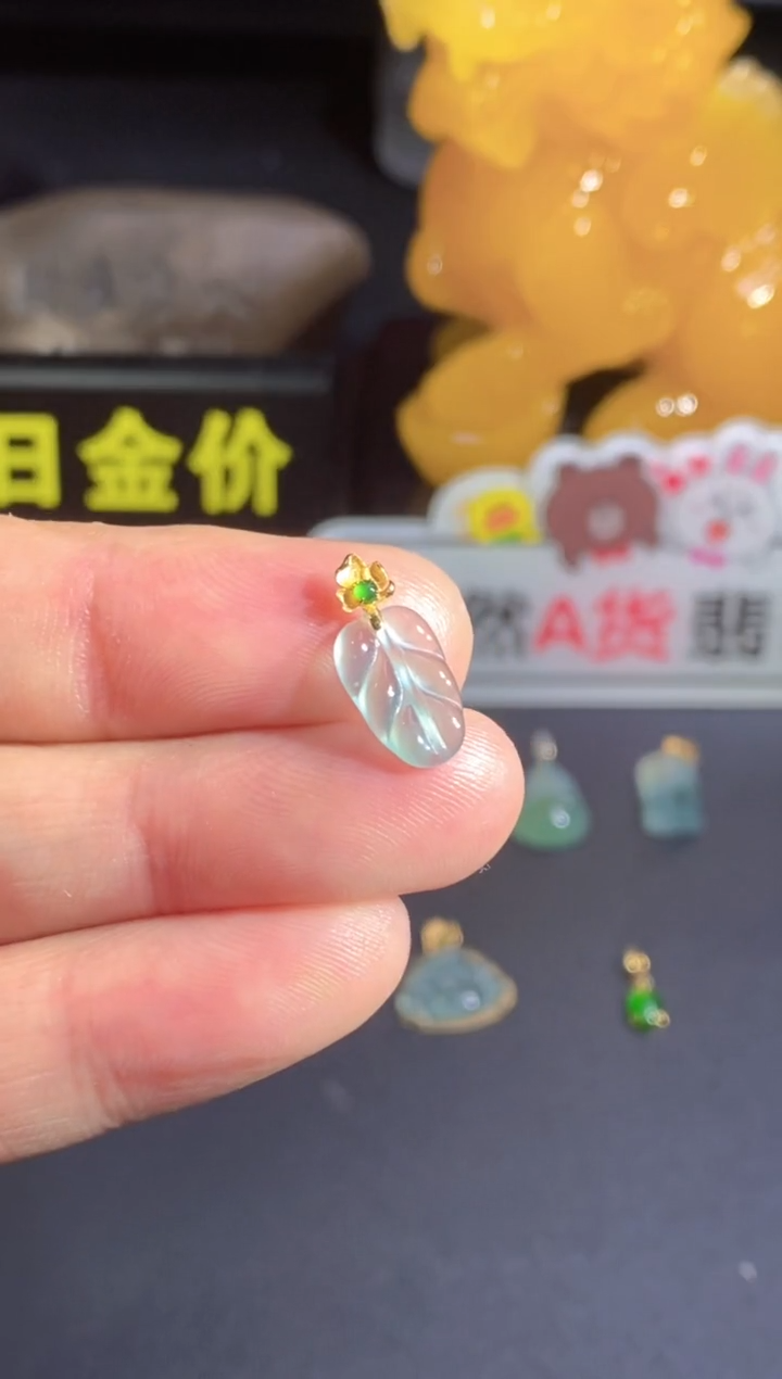 翡翠18K金镶嵌颈饰   