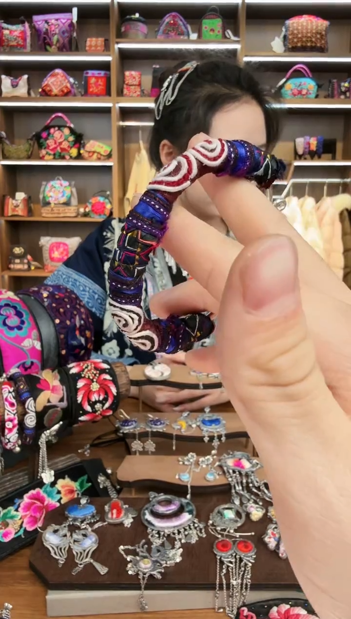 【闪购商品】织绣156蒙阿苏苗绣传承