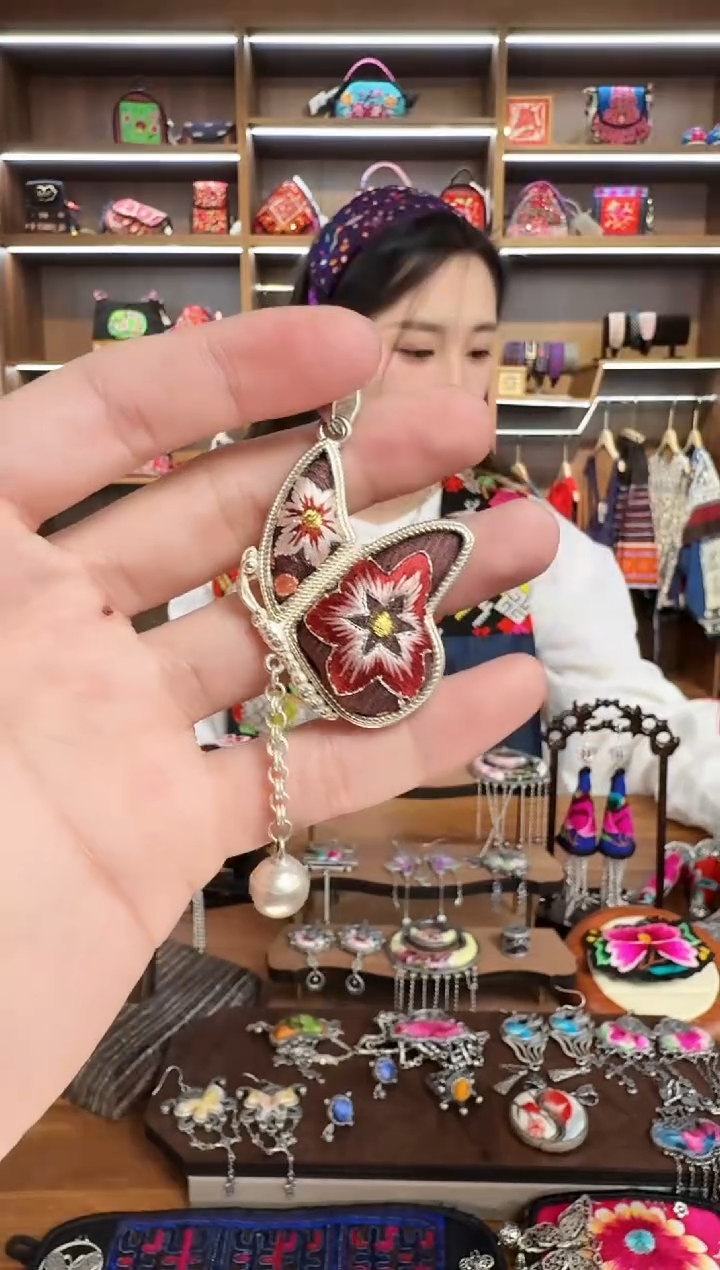 【闪购商品】织绣153蒙阿苏苗绣传承