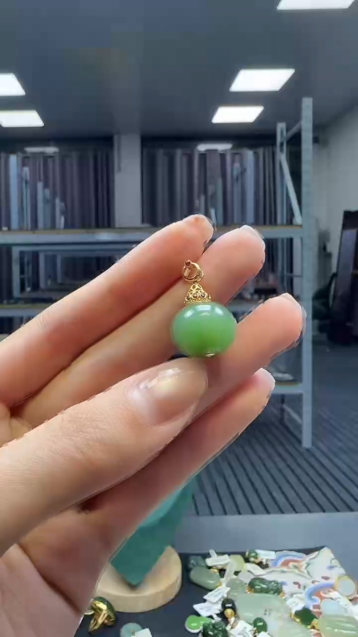 18K金镶嵌和田玉挂件1