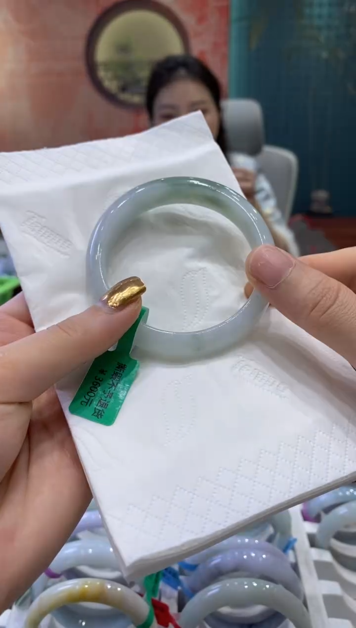 【闪购商品】翡翠手镯未镶嵌多人01535