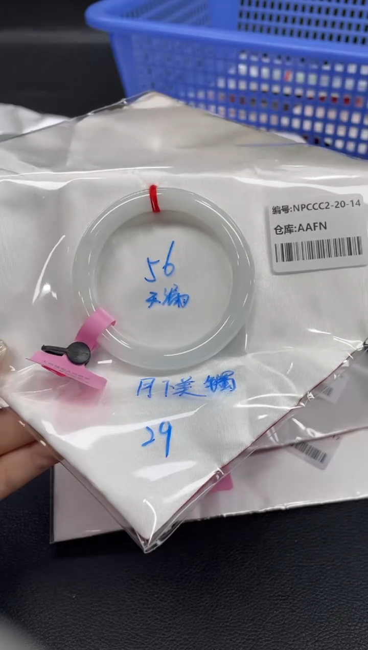 翡翠手镯未镶嵌翡翠手镯