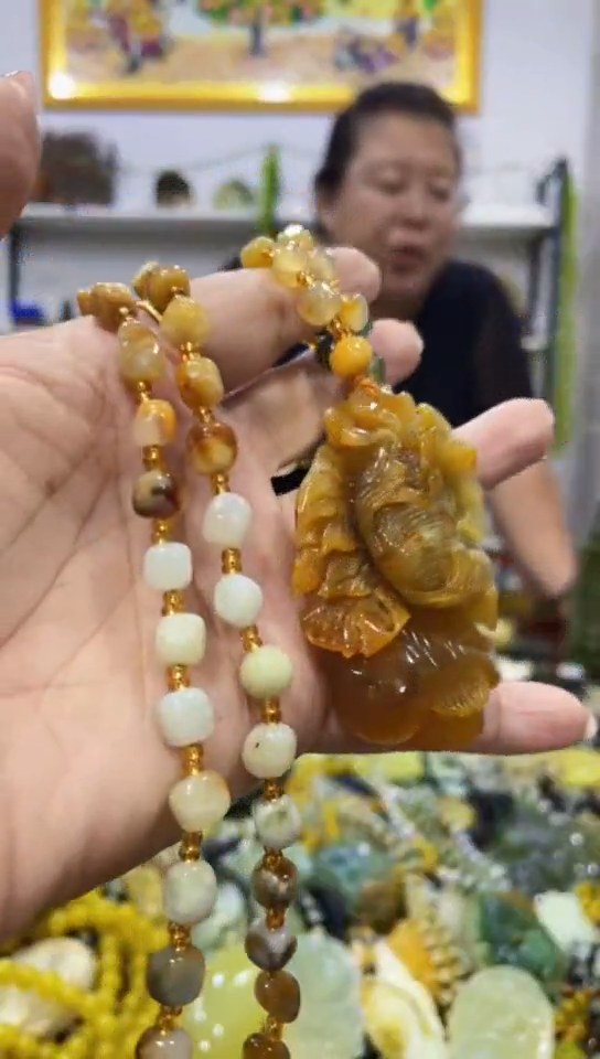 岫玉未镶嵌吊坠 