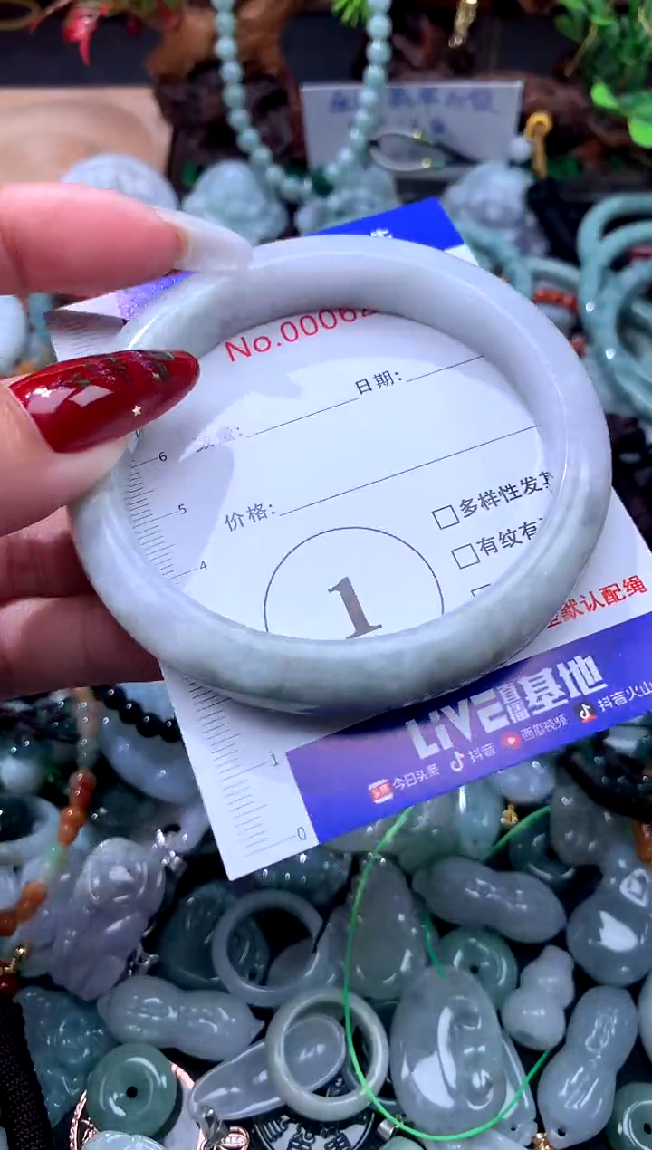 颈饰未镶嵌翡翠释*翡翠A货