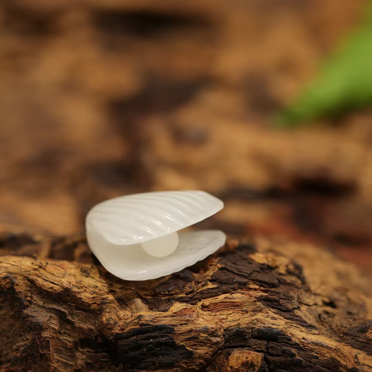 和田玉白玉掌上明珠吊坠 N2445