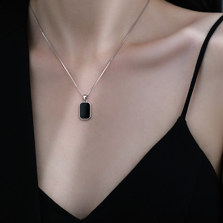黑色方牌项链高级感轻奢小众锁骨链