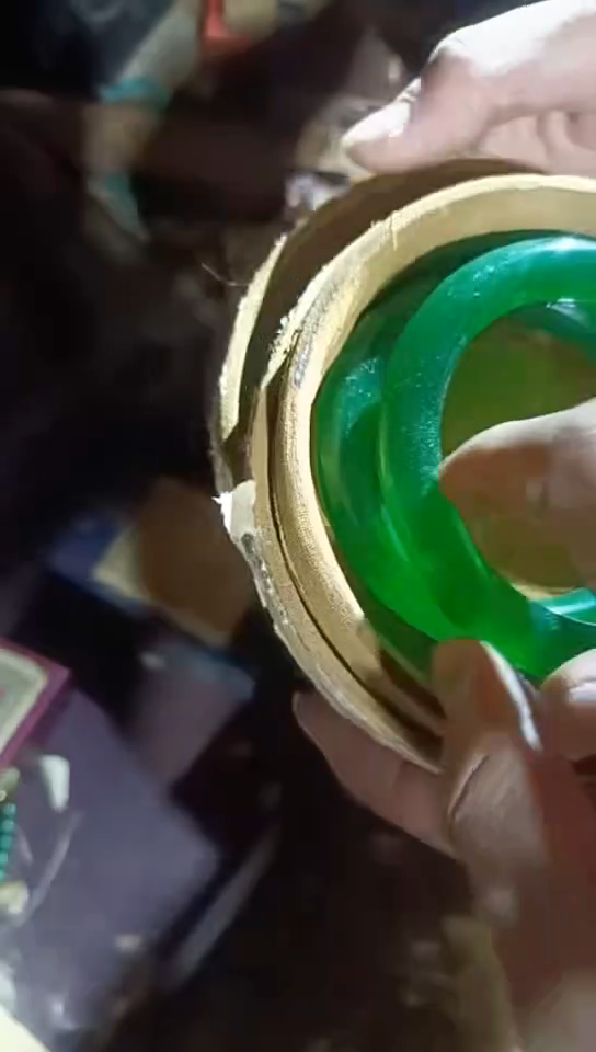 香榧木（1对母绿色镯子带圆盒子）