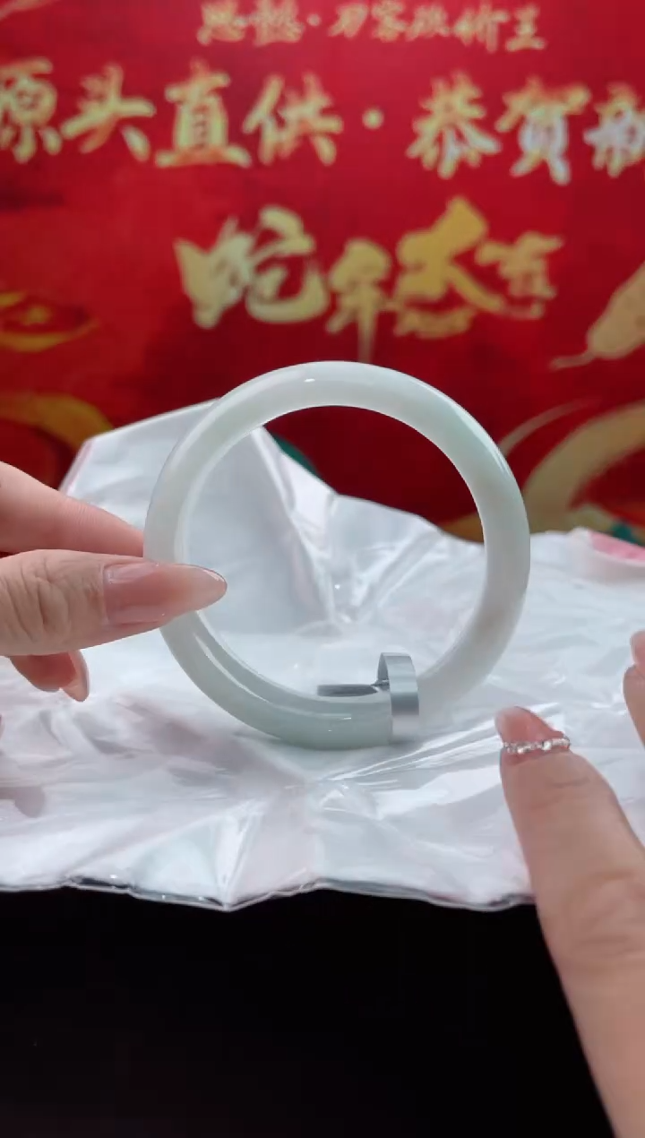 【闪购商品】翡翠手镯未镶嵌18翡翠手镯（微瑕）