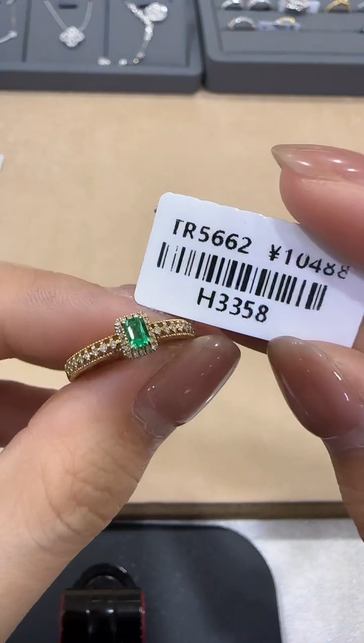 【闪购商品】祖母绿/18K金镶嵌方戒指