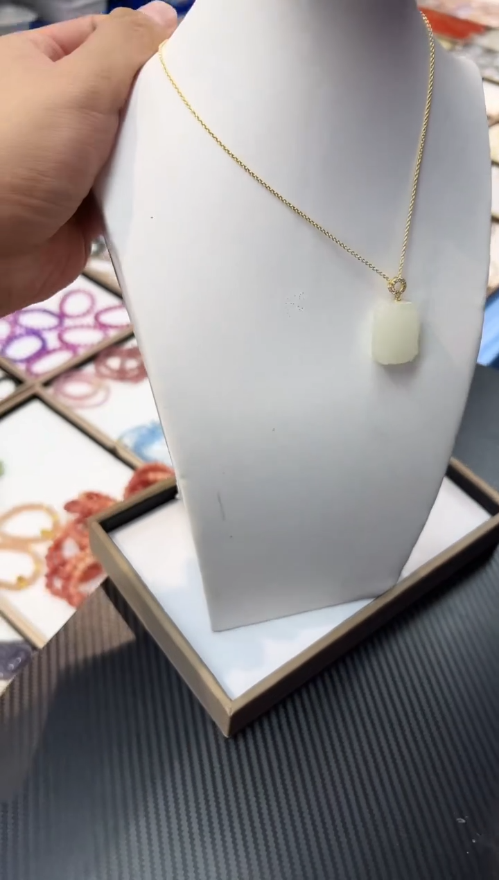 精美暖白无事牌吊坠