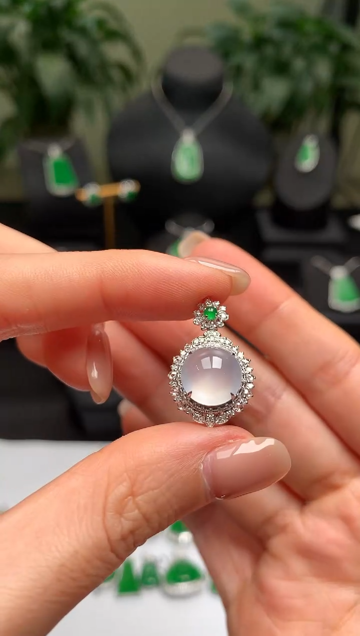 颈饰18K金镶嵌翡翠冰蛋