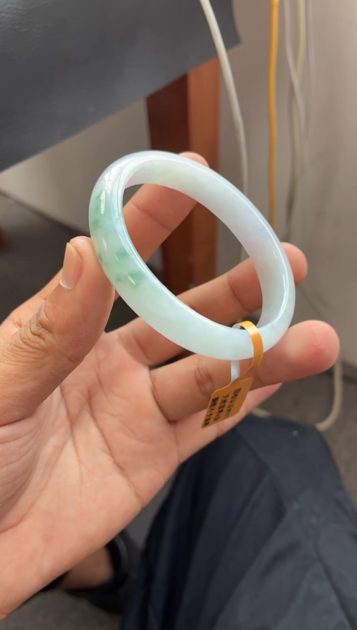 未镶嵌手镯翡翠胶底细腻飘绿花  21号 贵妃 52-53正圈 （微包容）