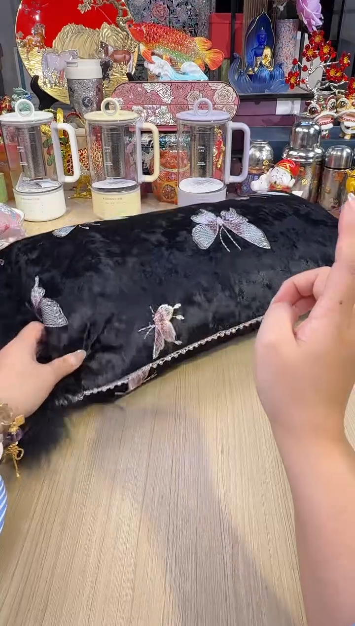 207黑色带钻蝴蝶靠枕