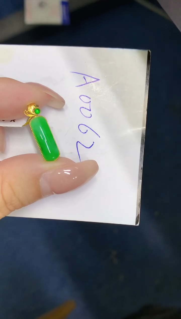 翡翠18K金镶嵌颈饰00000000000