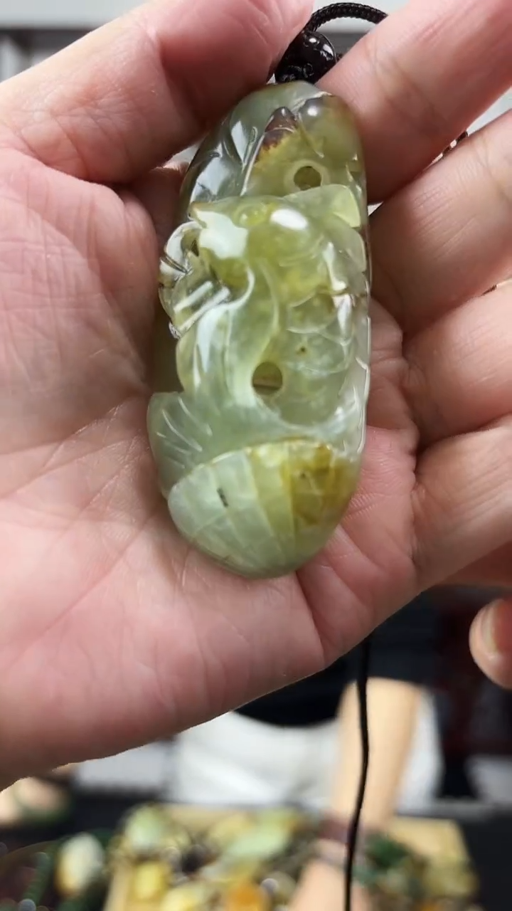 未镶嵌岫玉颈饰1