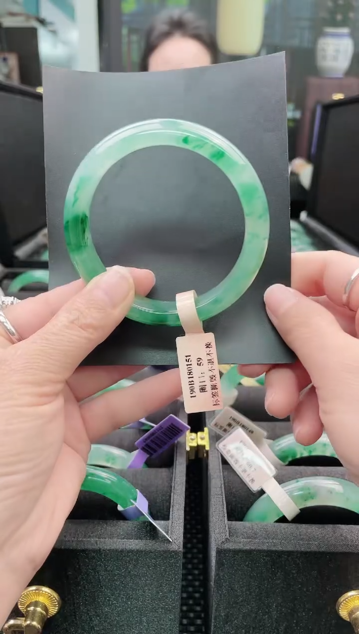 未镶嵌手镯石英质玉（非洲翠）手镯