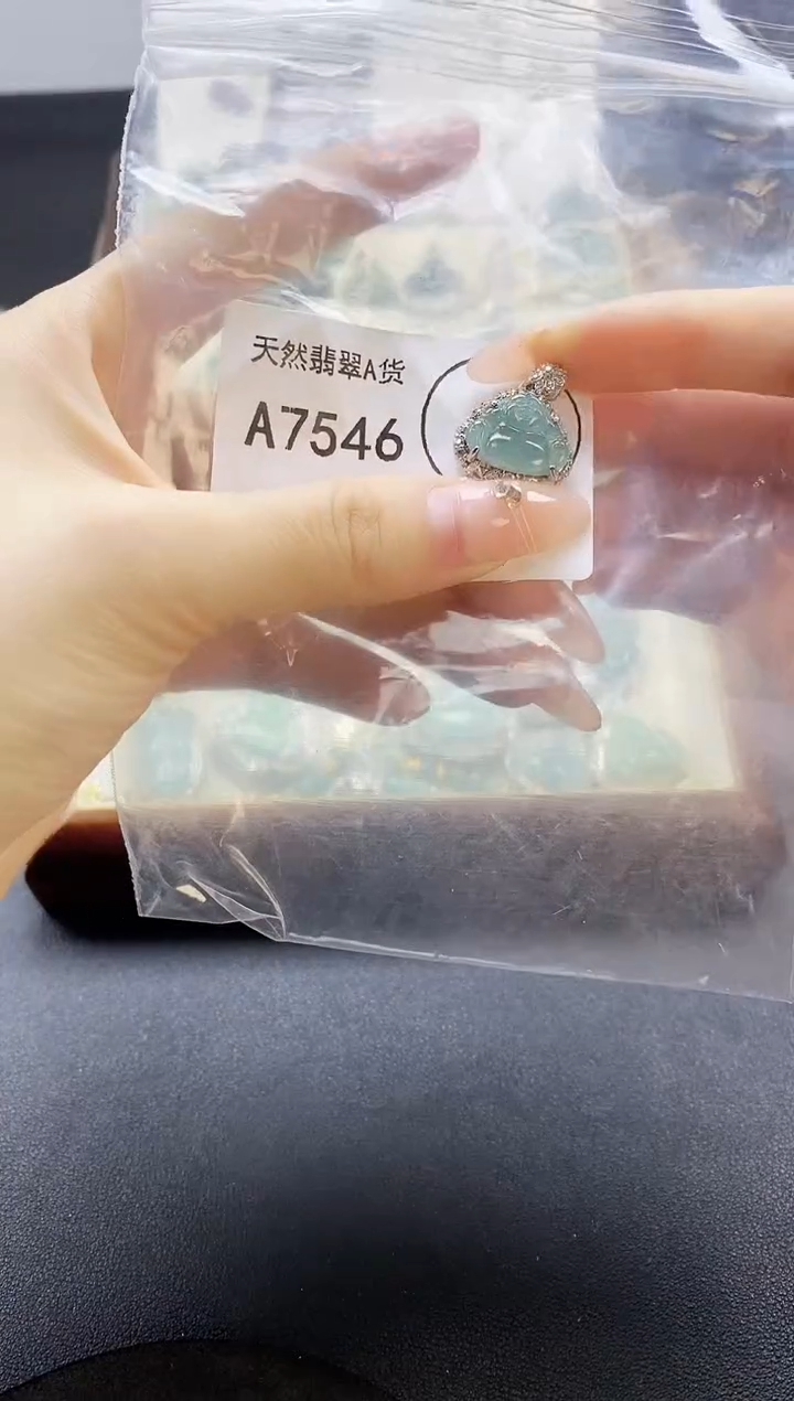翡翠未镶嵌吊坠(赠链)天然翡翠A货