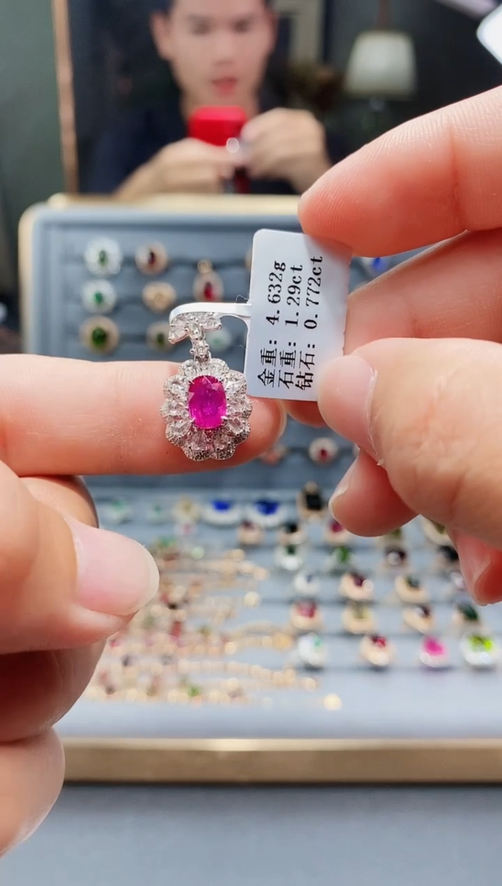 铂Pt950镶嵌颈饰红宝石1.29.