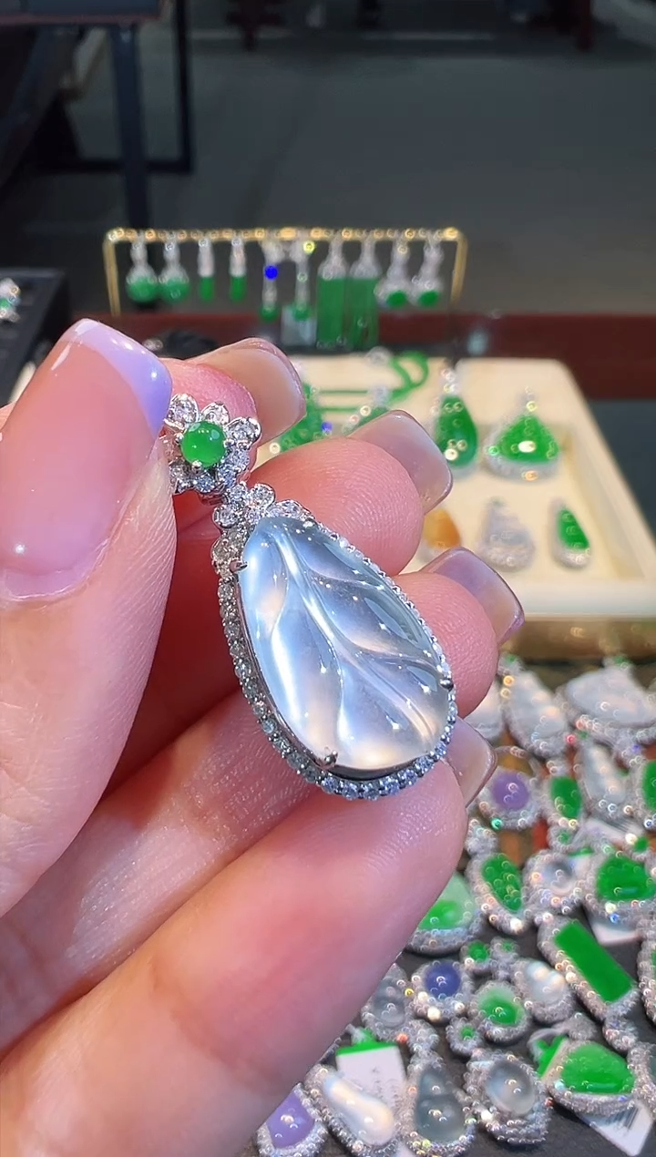 【闪购商品】翡翠吊坠(不含链)18K金镶嵌翡翠