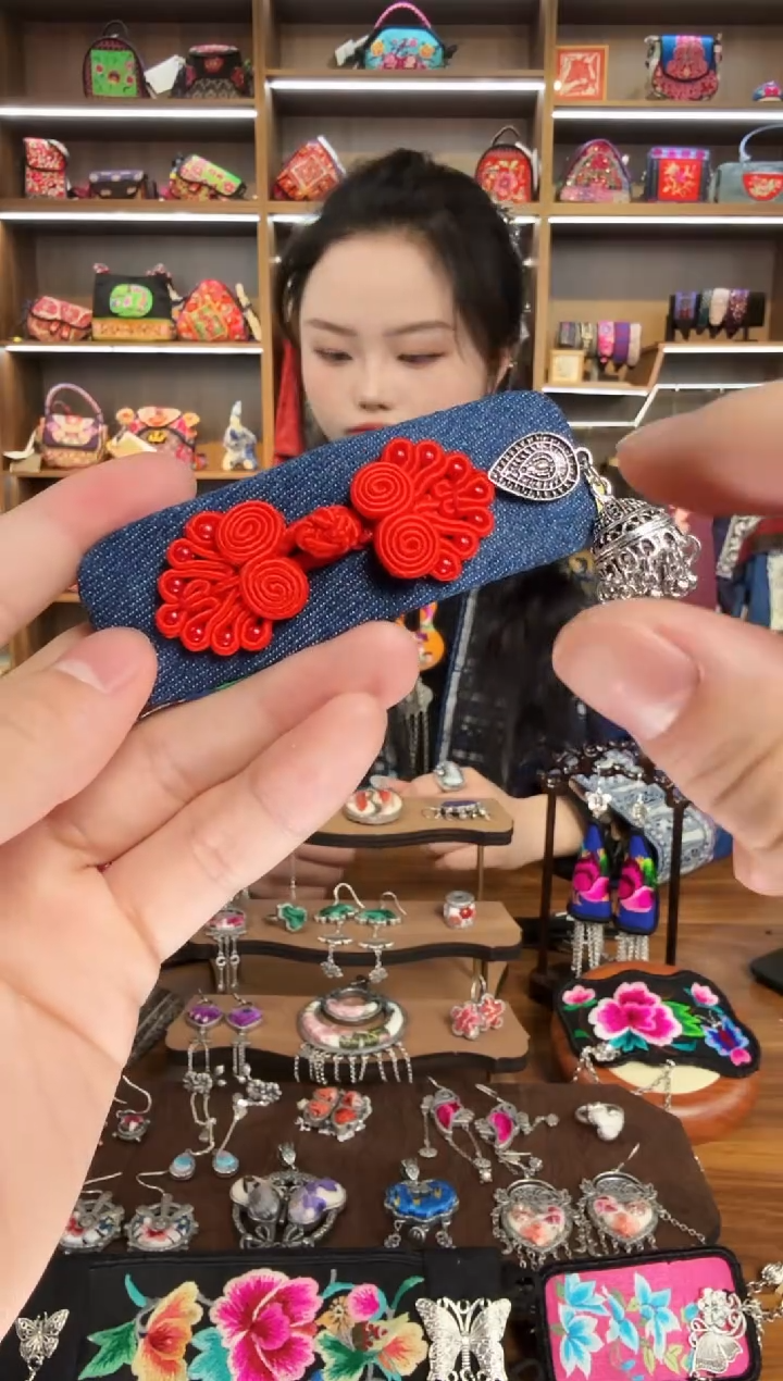 【闪购商品】织绣8蒙阿苏苗绣传承